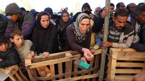 FOTO: Perjuangan Warga Palestina di Jalur Gaza Rela Berdesakan Demi Sekantong Tepung