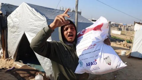 FOTO: Perjuangan Warga Palestina di Jalur Gaza Rela Berdesakan Demi Sekantong Tepung