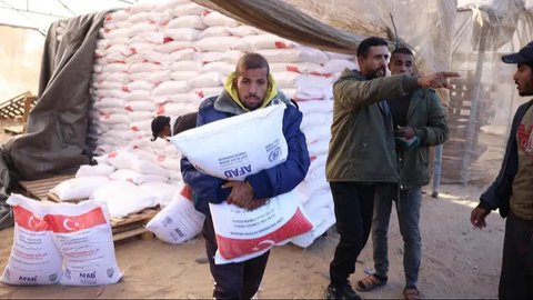 FOTO: Perjuangan Warga Palestina di Jalur Gaza Rela Berdesakan Demi Sekantong Tepung