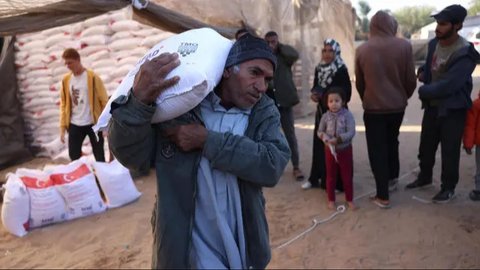 FOTO: Perjuangan Warga Palestina di Jalur Gaza Rela Berdesakan Demi Sekantong Tepung