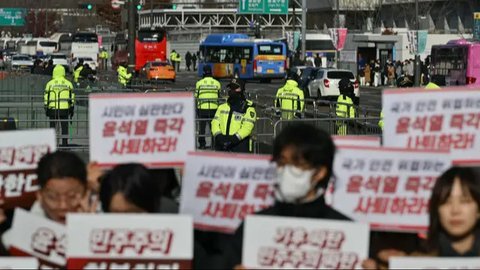 FOTO: Amarah Rakyat Korea Selatan Tuntut Presiden Yoon Suk Yeol Mundur dan Ditangkap Buntut Darurat Militer