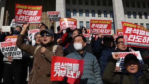 FOTO: Amarah Rakyat Korea Selatan Tuntut Presiden Yoon Suk Yeol Mundur dan Ditangkap Buntut Darurat Militer