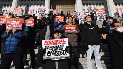 FOTO: Amarah Rakyat Korea Selatan Tuntut Presiden Yoon Suk Yeol Mundur dan Ditangkap Buntut Darurat Militer