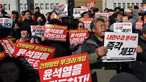 FOTO: Amarah Rakyat Korea Selatan Tuntut Presiden Yoon Suk Yeol Mundur dan Ditangkap Buntut Darurat Militer