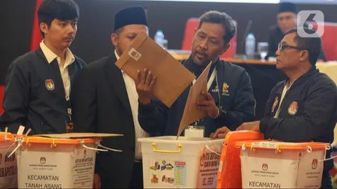 FOTO: Memantau Rapat Pleno Terbuka Penghitungan Suara Hasil Pilkada Jakarta di KPU Jakpus