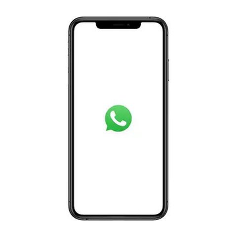 Warga mencoba mengakses aplikasi Whatsapp di Jakarta, Selasa (25/10). Platform pesan instan WhatsApp dilaporkan error, Selasa (25/10/2022) siang. Tak hanya di Indonesia, WhatsApp juga dilapor