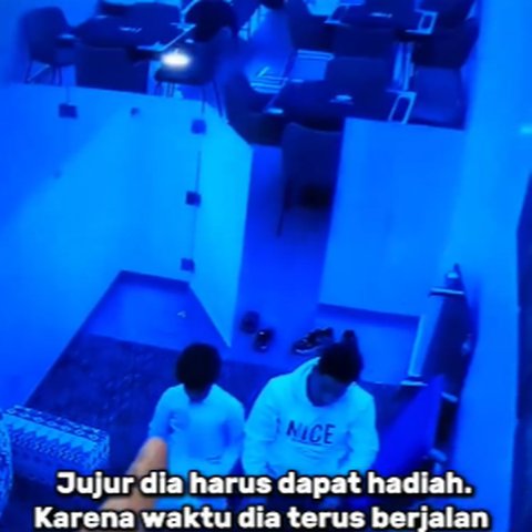 Anak Ini Pilih Pergi Sholat pada Waktunya Meski Sedang Seru Main Game