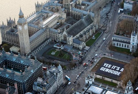 Spanduk Raksasa 'Yes It's Genocide' Terpampang di Depan Parlemen Inggris