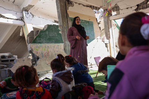 FOTO: Kisah Guru Palestina Mengajar Anak-Anak di Tengah Reruntuhan Jalur Gaza