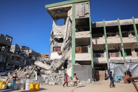 FOTO: Kisah Guru Palestina Mengajar Anak-Anak di Tengah Reruntuhan Jalur Gaza