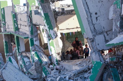 FOTO: Kisah Guru Palestina Mengajar Anak-Anak di Tengah Reruntuhan Jalur Gaza