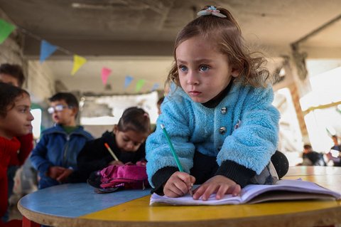 FOTO: Kisah Guru Palestina Mengajar Anak-Anak di Tengah Reruntuhan Jalur Gaza