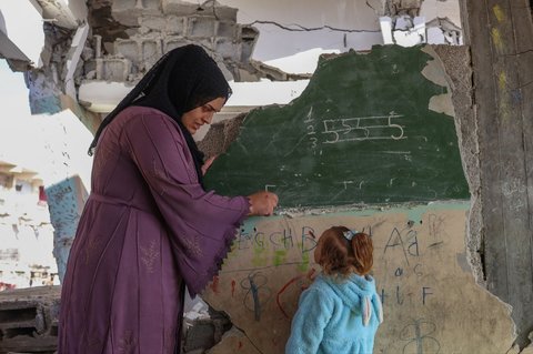 FOTO: Kisah Guru Palestina Mengajar Anak-Anak di Tengah Reruntuhan Jalur Gaza