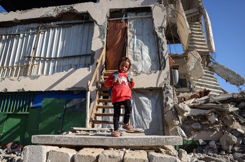 FOTO: Kisah Guru Palestina Mengajar Anak-Anak di Tengah Reruntuhan Jalur Gaza