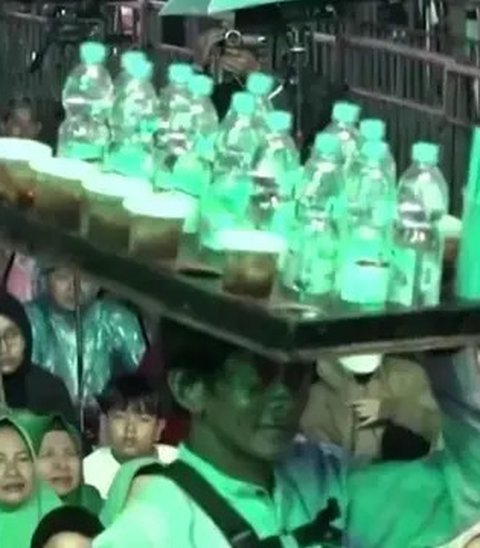 Potret Gus Miftah Temui Sonhaji Penjual Es Teh (Sumber: Instagram/magelang_raya)