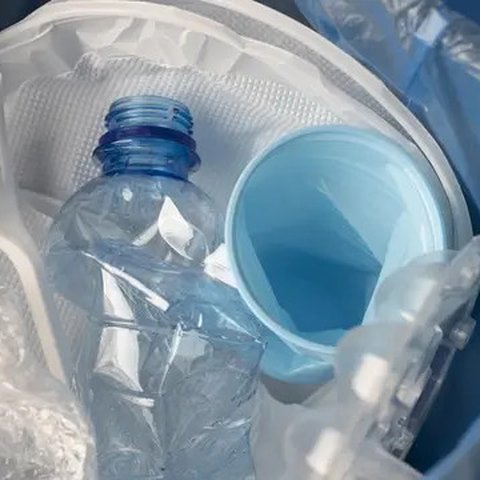Ada berbagai dampak mengerikan yang ditimbulkan dari sampah plastik. (Foto: Freepik/freepik)