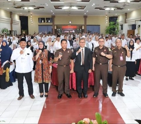 Kejati Jatim Bersama Ratusan Guru SMA Gelorakan Semangat Antikorupsi di Hakordia 2024