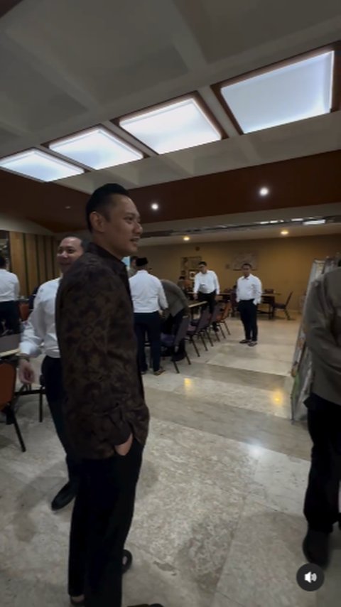 Menteri AHY Antre di Kantin Kantor Beli Makan Siang