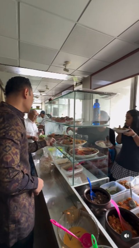 Menteri AHY Antre di Kantin Kantor Beli Makan Siang