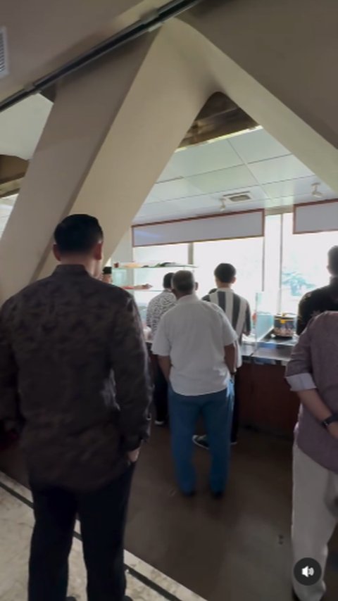 Menteri AHY Antre di Kantin Kantor Beli Makan Siang