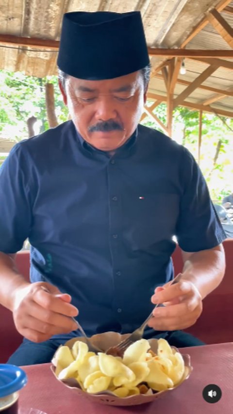 Momen Eks Panglima TNI Jajan di Warung Kampung