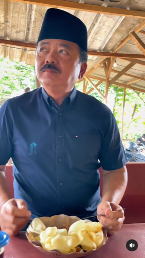 Momen Eks Panglima TNI Jajan di Warung Kampung