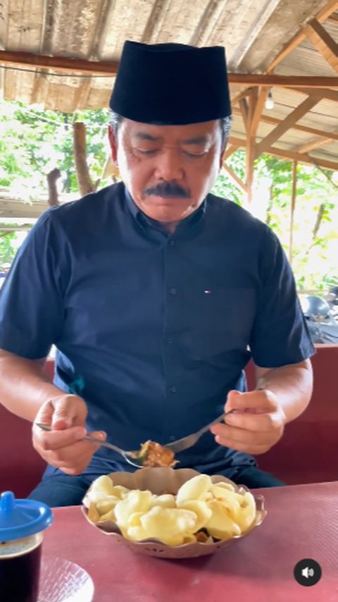 Momen Eks Panglima TNI Jajan di Warung Kampung