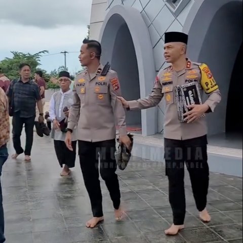 polisi bagi-bagi peci