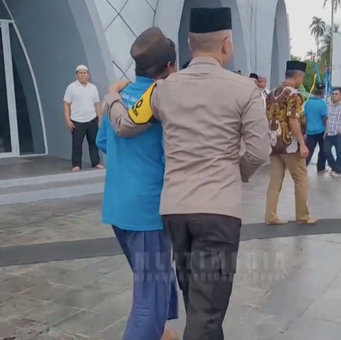 polisi bagi-bagi peci