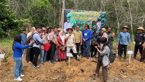 Ke Pedalaman Kaltim, Mendes PDT Yandri Susanto Temukan Potensi Kopi Luwak di Kukar