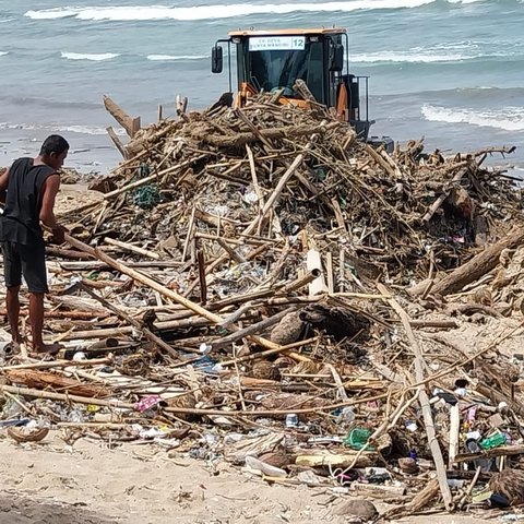 200 Ton Sampah Kotori Pantai di Bali