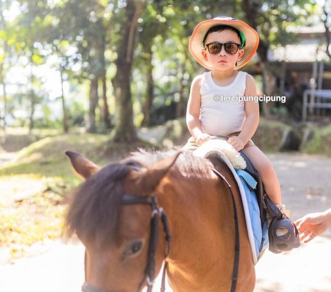 Gaya Kece Rayyanza 'Cipung' Pakai Singlet & Kacamata Hitam saat Naik Kuda Poni