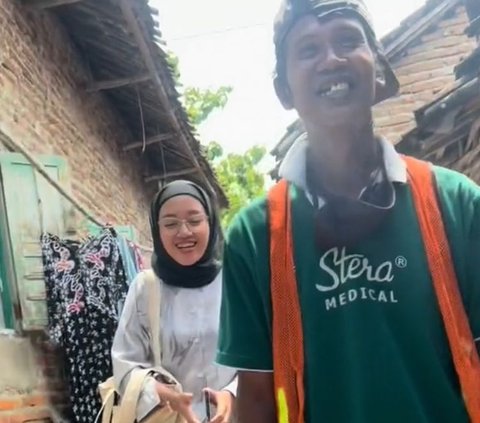 Momen Haru Pak Slamet Juru Parkir Viral Dapat Bantuan dari Warganet, Menangis Tak Percaya