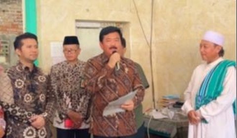 Dalam video, kehadiran Hadi Tjahjanto ke pondok pesantren tersebut tampak didampingi oleh Wakil Gubernur Jawa Timur Emil Dardak.