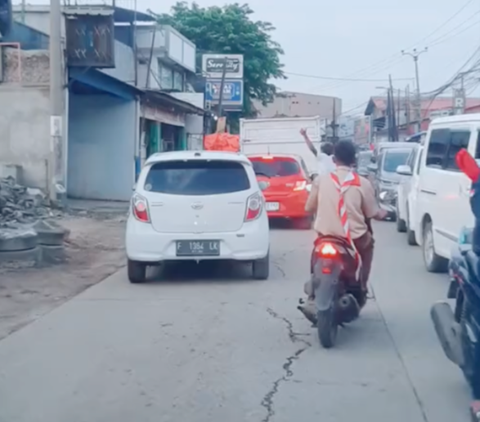 Viral Momen Haru Pemuda Atur Jalan Ambulans Lewati Kemacetan, Banjir Pujian