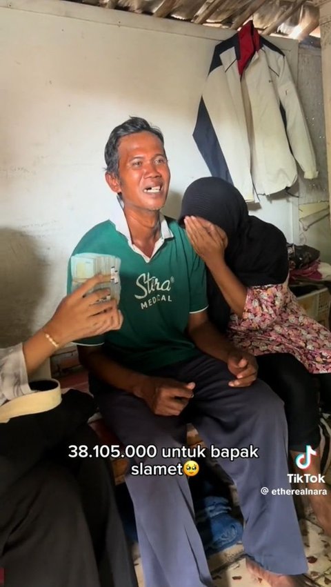 Momen Haru Pak Slamet Juru Parkir Viral Dapat Bantuan dari Warganet, Menangis Tak Percaya