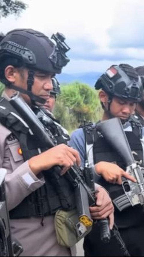 Perjalanan 12 Jam, Polisi Bersenjata Lengkap Kawal Surat Suara Pemilu ke Puncak jaya Tiba-tiba 'Diadang Alam'<br>