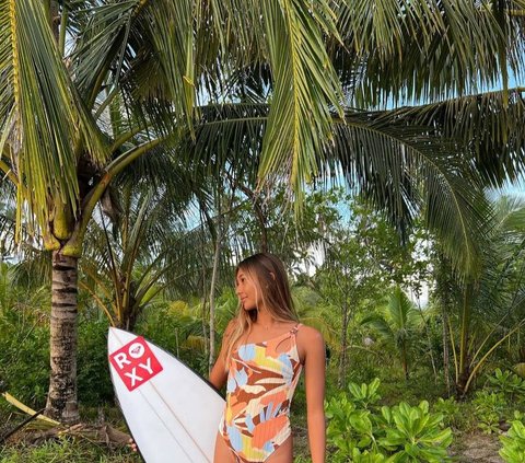 Cantik Berkulit Eksotis, Potret Terbaru Suri Jabrik Keponakan Luna Maya yang Jago Surfing