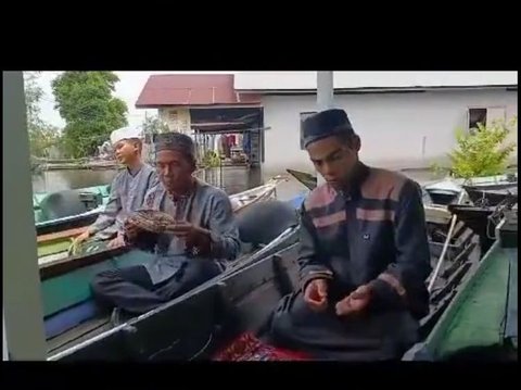 Viral Momen Salat Jumat di Masjid Terapung, Jemaah Datang Bawa Perahu Sendiri-Sendiri