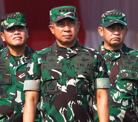 Panglima TNI Jenderal Agus Subiyanto menghadiri Apel Gelar Pasukan Pengamanan Pemilu Tahun 2024 di Lanud Halim Perdanakusuma, Jakarta, Kamis (1/2/2024). Sebanyak 446.219 prajurit TNI dikerahkan untuk mendukung kelancaran pesta demokrasi Pemilu 2024 di seluruh Indonesia. Foto: Merdeka.com/Imam Buhori