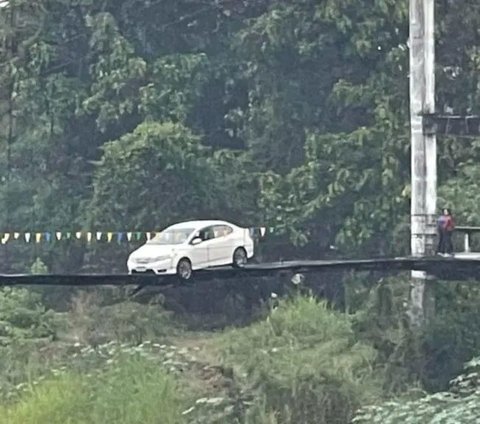 This Woman's Car 'Slipped' onto a Suspension Bridge After Using GPS