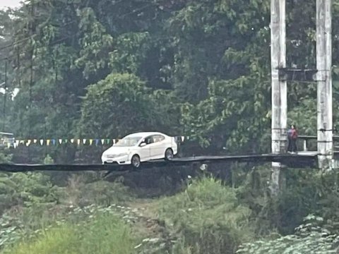 This Woman's Car 'Slipped' onto a Suspension Bridge After Using GPS