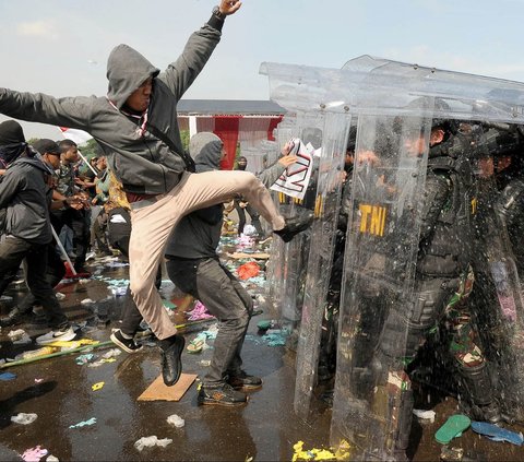 Ribuan prajurit TNI dihadirkan dalam Apel Gelar Pasukan Pengamanan Pemilu Tahun 2024 di Lanud Halim Perdanakusuma, Jakarta, Kamis (1/2/2024). Dalam momen tersebut prajurit TNI juga melakukan simulasi penanggulangan kericuhan saat Pemilu 2024. Foto: Merdeka.com/Imam Buhori