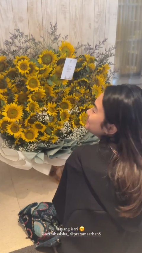 Circulating video when Azizah was given a bucket of sunflowers with a very large size.