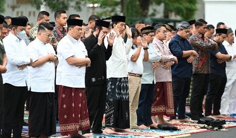 Momen Paspampres Shalat Sambil Lakukan Penjagaan