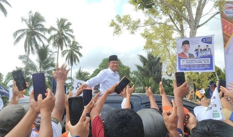 Saat hendak sampai di jalan menuju Istana Raja Najungal Tapanuli Selatan, nampak kampanye akbar itu dipadati massa pendukung yang tumpah ruah di jalan menyambut Anies.<br>