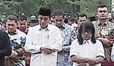 Dalam video, terlihat Presiden Jokowi melaksanakan shalat di saf paling depan persis di belakang imam.<br>