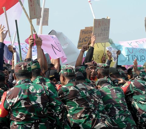 FOTO: Aksi Prajurit TNI Simulasi Hadapi Kericuhan Pemilu 2024, Pakai Water Canon hingga Anjing Pengamanan