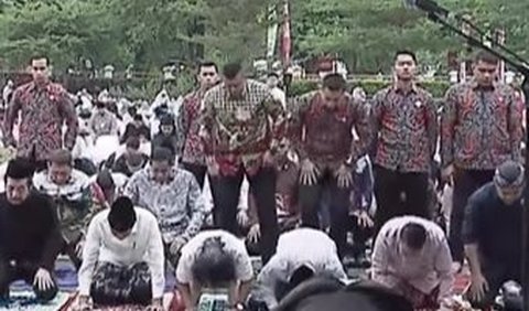 Bahkan saat akan melakukan sujud, beberapa Paspampres tampak melakukannya secara bergantian.