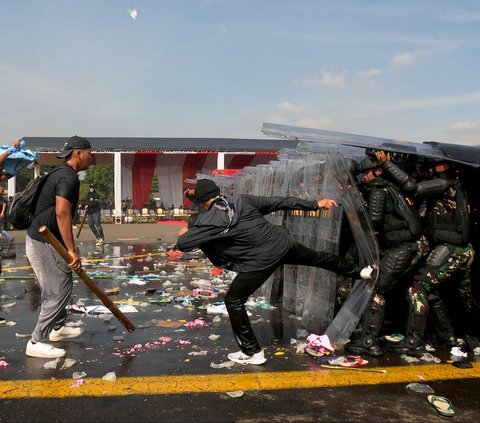 FOTO: Aksi Prajurit TNI Simulasi Hadapi Kericuhan Pemilu 2024, Pakai Water Canon hingga Anjing Pengamanan